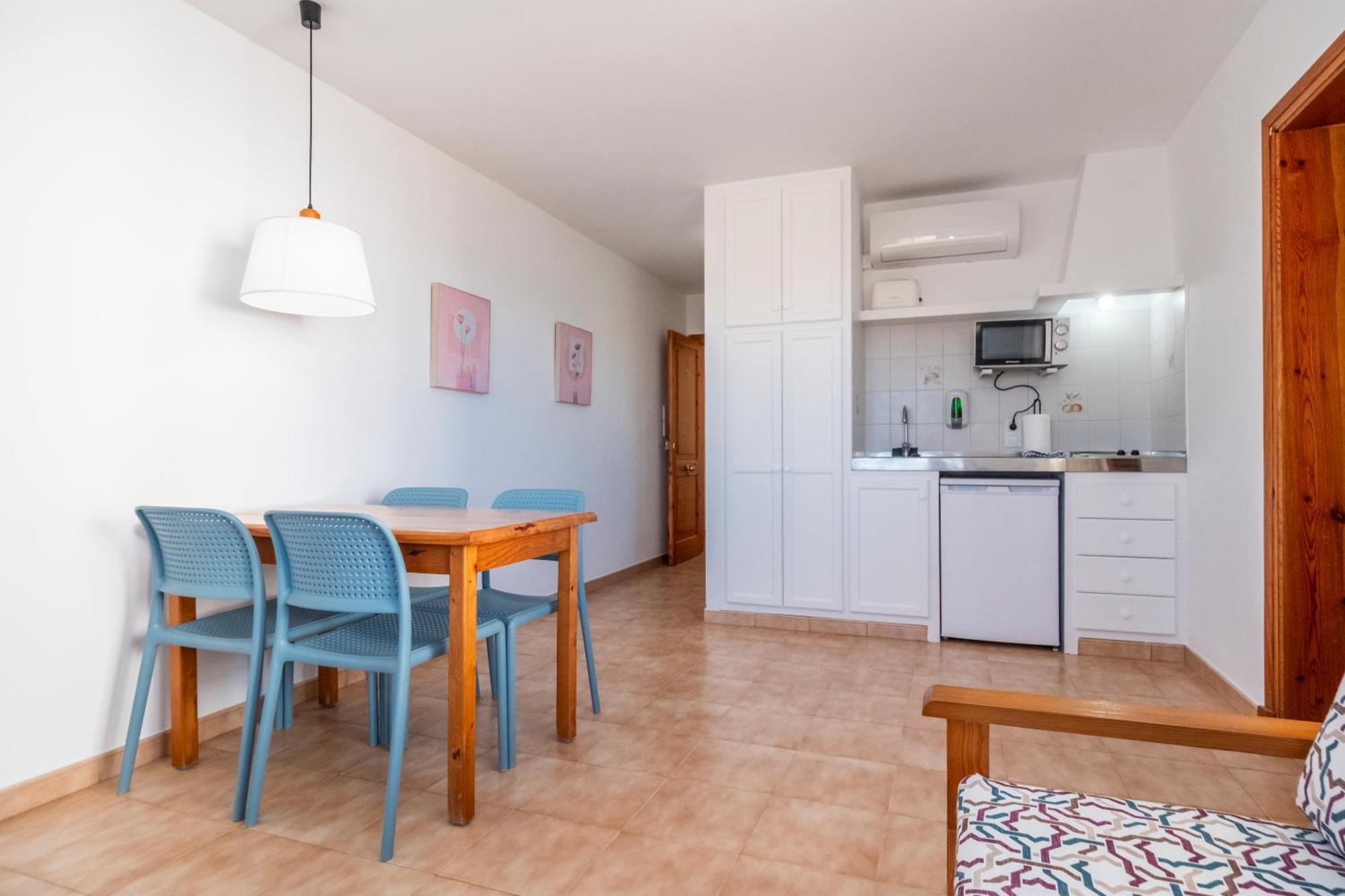 Apartamentos Sol Ponent Cala Blanca  Exterior foto