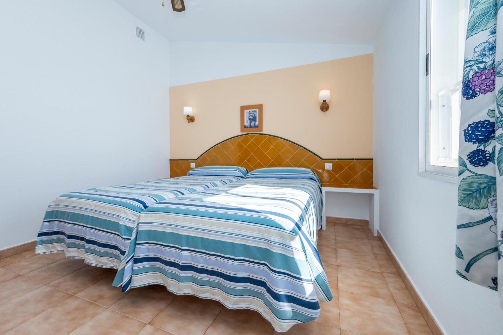 Apartamentos Sol Ponent Cala Blanca  Exterior foto